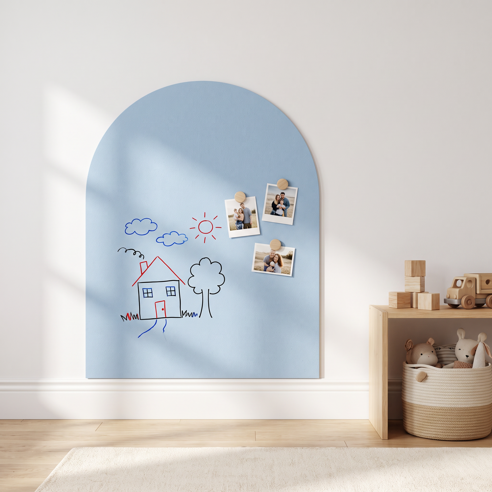 Photos de famille tenues par des aimants et dessin au marqueur — deux surfaces sur la même arche